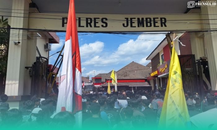 Gambar Ratusan Demonstran Diizinkan Masuk Halaman Polres Jember, Massa Aksi Diharap Tak Merusak Fasilitas (Sumber: Mashur Imam) 