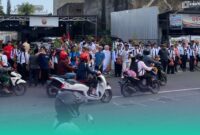 Gambar Ajak Masyarakat Peduli Lingkungan, Ribuan Mahasiswa Baru UIN KHAS Jember Bagikan Bibit Pohon Buah Kepada Pengguna Jalan (Sumber: Istimewa)