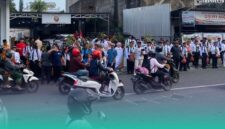 Gambar Ajak Masyarakat Peduli Lingkungan, Ribuan Mahasiswa Baru UIN KHAS Jember Bagikan Bibit Pohon Buah Kepada Pengguna Jalan (Sumber: Istimewa)