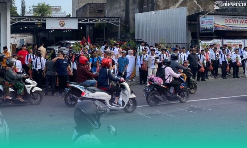 Gambar Ajak Masyarakat Peduli Lingkungan, Ribuan Mahasiswa Baru UIN KHAS Jember Bagikan Bibit Pohon Buah Kepada Pengguna Jalan (Sumber: Istimewa)