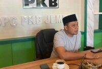 Ketua DPC PKB Jember, Ayub Junaidi saat diwawancarai (Sumber: Sigit)