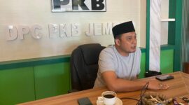 Ketua DPC PKB Jember, Ayub Junaidi saat diwawancarai (Sumber: Sigit)