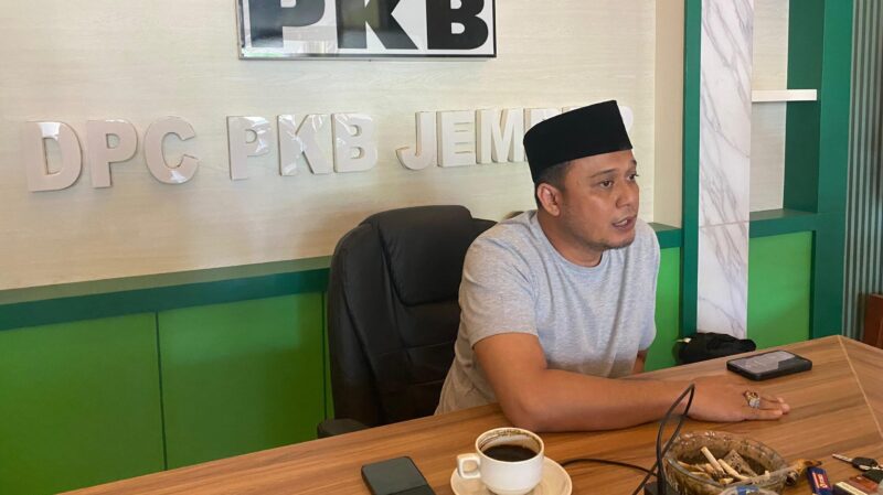 Ketua DPC PKB Jember, Ayub Junaidi saat diwawancarai (Sumber: Sigit)