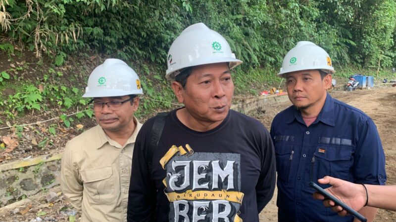 Anggota Komisi C DPRD Jember Agung Budiman (tengah) dan David Handoko Seto (Sebelah kiri). (Sumber foto: Sigit)