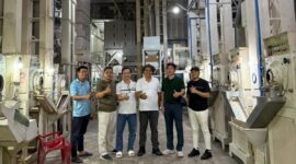 Pengusaha asal Situbondo HRM. Khalilur R Abdullah Sahlawiy (pakai topi koboi) saat mengunjungi pabrik beras di Vietnam (Sumber foto: Istimewa)