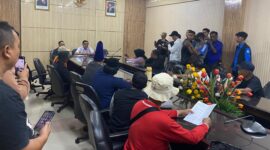 Massa aksi saat ditemui oleh Ketua DPRD Jember (Sumber foto: Sigit)