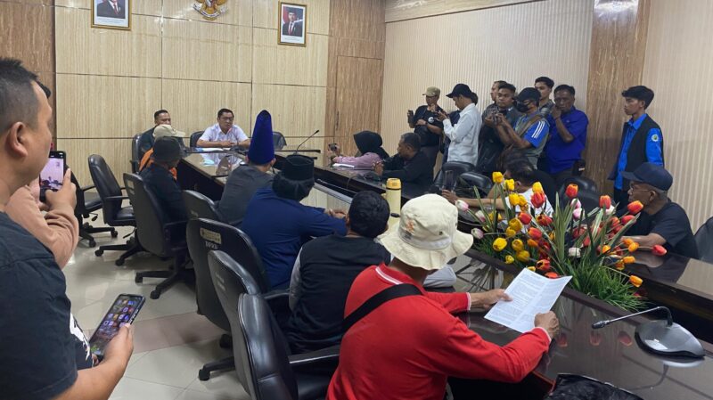 Massa aksi saat ditemui oleh Ketua DPRD Jember (Sumber foto: Sigit)