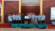 Rektor UIN KHAS Jember saat foto bersama dengan Duta Griya Moderasi Beragama (Sumber foto: Istimewa)
