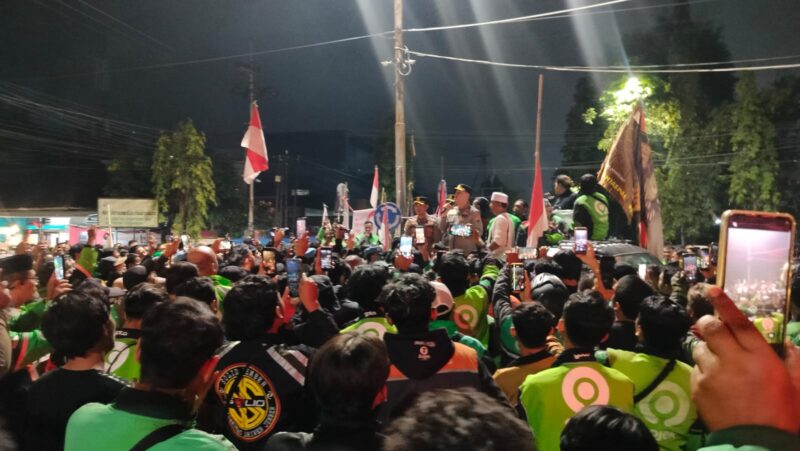 Kapolres Jember saat menemui massa aksi (Sumber foto: Istimewa)