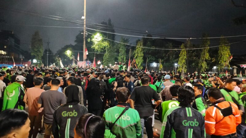 Driver Ojol di Jember saat melakukan aksi solidaritas (Sumber foto: Istimewa)