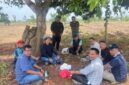 Pengusaha asal Situbondo HRM. Khalilur R Abdullah Sahlawiy dan timnya saat melakukan survei lokasi tambang dolomit di Gresik. (Sumber foto: Istimewa)