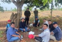 Pengusaha asal Situbondo HRM. Khalilur R Abdullah Sahlawiy dan timnya saat melakukan survei lokasi tambang dolomit di Gresik. (Sumber foto: Istimewa)