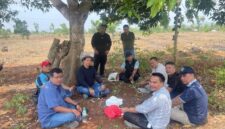 Pengusaha asal Situbondo HRM. Khalilur R Abdullah Sahlawiy dan timnya saat melakukan survei lokasi tambang dolomit di Gresik. (Sumber foto: Istimewa)