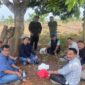 Pengusaha asal Situbondo HRM. Khalilur R Abdullah Sahlawiy dan timnya saat melakukan survei lokasi tambang dolomit di Gresik. (Sumber foto: Istimewa)