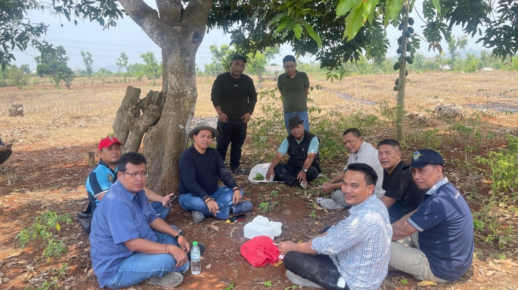 Pengusaha asal Situbondo HRM. Khalilur R Abdullah Sahlawiy dan timnya saat melakukan survei lokasi tambang dolomit di Gresik. (Sumber foto: Istimewa)