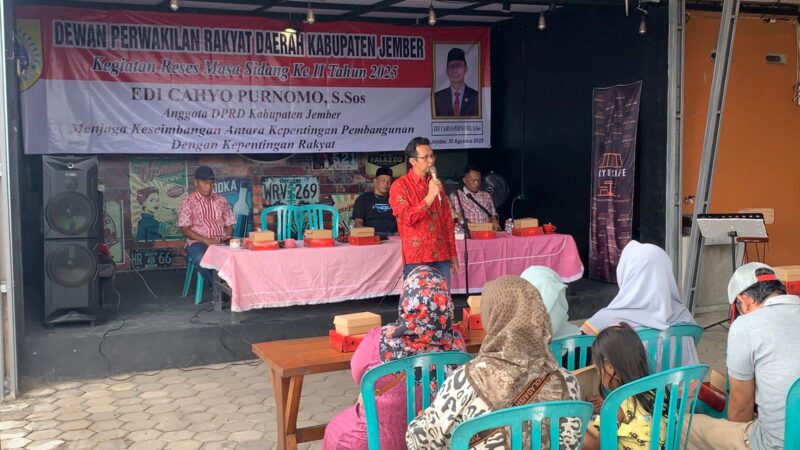 Legislator PDIP DPRD Jember Edi Cahyo Purnomo saat menyapa masyarakat (Sumber foto: Sigit)