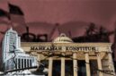 ilustrasi Gedung MK yang tampak retak, menggambarkan rapuhnya independensi lembaga penjaga konstitusi di tengah tekanan politik.