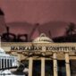 ilustrasi Gedung MK yang tampak retak, menggambarkan rapuhnya independensi lembaga penjaga konstitusi di tengah tekanan politik.
