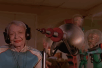 Para Alien Hendak Menembak Seorang Nenek yang Sedang Mendengarkan Musik (Hasil tangkapan layar film Mars Attacks)