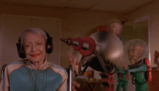 Para Alien Hendak Menembak Seorang Nenek yang Sedang Mendengarkan Musik (Hasil tangkapan layar film Mars Attacks)