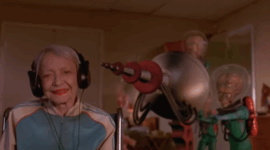 Para Alien Hendak Menembak Seorang Nenek yang Sedang Mendengarkan Musik (Hasil tangkapan layar film Mars Attacks)