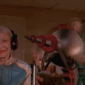 Para Alien Hendak Menembak Seorang Nenek yang Sedang Mendengarkan Musik (Hasil tangkapan layar film Mars Attacks)