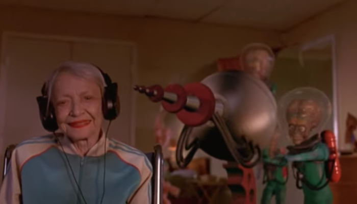 Para Alien Hendak Menembak Seorang Nenek yang Sedang Mendengarkan Musik (Hasil tangkapan layar film Mars Attacks)