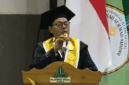 Rektor UIN KHAS Jember menyampaikan pidato sambutannya pada prosesi wisuda