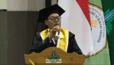 Rektor UIN KHAS Jember menyampaikan pidato sambutannya pada prosesi wisuda