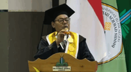 Rektor UIN KHAS Jember menyampaikan pidato sambutannya pada prosesi wisuda