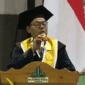 Rektor UIN KHAS Jember menyampaikan pidato sambutannya pada prosesi wisuda