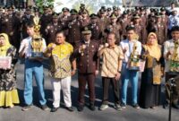 Foto bersama Kejari, Cabdin Jember dan Siswa SMA-SMK (Sumber foto: istimewa)