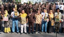 Foto bersama Kejari, Cabdin Jember dan Siswa SMA-SMK (Sumber foto: istimewa)