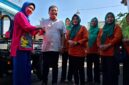 Legislator Gerinda DPRD Jatim, Satib saat menyerahkan bantuan motor roda tiga ke bank sampah (Sumber foto: Istimewa)