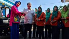 Legislator Gerinda DPRD Jatim, Satib saat menyerahkan bantuan motor roda tiga ke bank sampah (Sumber foto: Istimewa)
