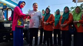 Legislator Gerinda DPRD Jatim, Satib saat menyerahkan bantuan motor roda tiga ke bank sampah (Sumber foto: Istimewa)