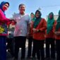 Legislator Gerinda DPRD Jatim, Satib saat menyerahkan bantuan motor roda tiga ke bank sampah (Sumber foto: Istimewa)