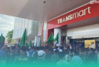 Aliansi Santri Jember saat demo di Transmart (Sumber foto: Sigit)