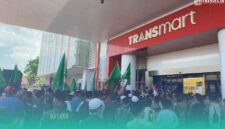 Aliansi Santri Jember saat demo di Transmart (Sumber foto: Sigit)