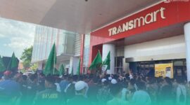 Aliansi Santri Jember saat demo di Transmart (Sumber foto: Sigit)