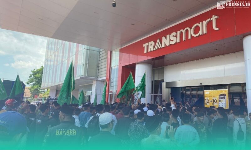 Aliansi Santri Jember saat demo di Transmart (Sumber foto: Sigit)