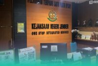 Suasana di Kejari Jember saat malam hari (Sumber foto: Sigit)