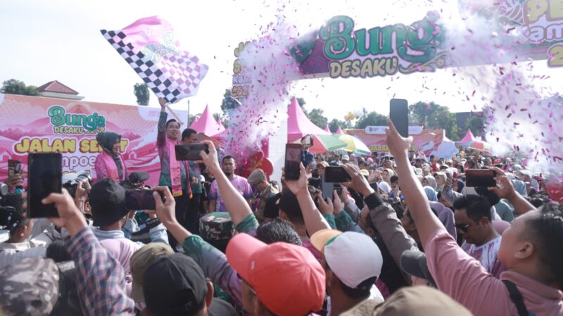 Bupati Fawait saat melepas peserta jalan sehat di Panti (Sumber foto: istimewa)