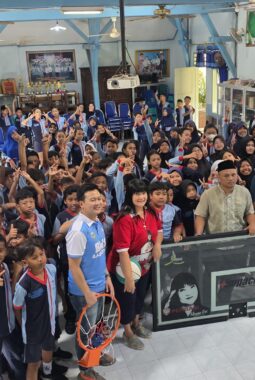 Perbasi Jatim Salurkan Ring Basket ke SDN Dabasah 1 Bondowoso, Ungkit Potensi Pembinaan Usia Dini
