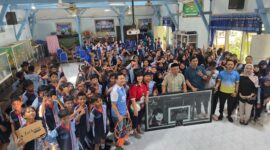 Ketua Perbasi Jatim saat membagikan ring di SDN Dabasah 1 Bondowoso (Sumber foto: istimewa)