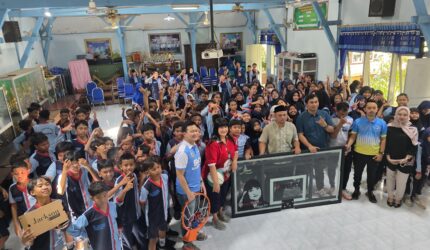 Perbasi Jatim Salurkan Ring Basket ke SDN Dabasah 1 Bondowoso, Ungkit Potensi Pembinaan Usia Dini