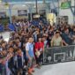 Ketua Perbasi Jatim saat membagikan ring di SDN Dabasah 1 Bondowoso (Sumber foto: istimewa)