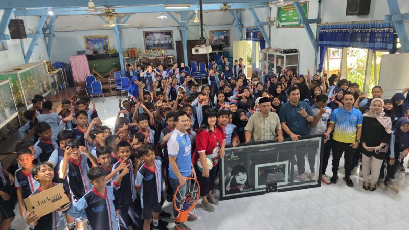 Ketua Perbasi Jatim saat membagikan ring di SDN Dabasah 1 Bondowoso (Sumber foto: istimewa)