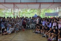 Ketua Perbasi Jatim foto bersama saat penyerahan ring bola basket di Malang Kabupaten (Sumber foto: istimewa)