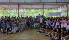 Ketua Perbasi Jatim foto bersama saat penyerahan ring bola basket di Malang Kabupaten (Sumber foto: istimewa)